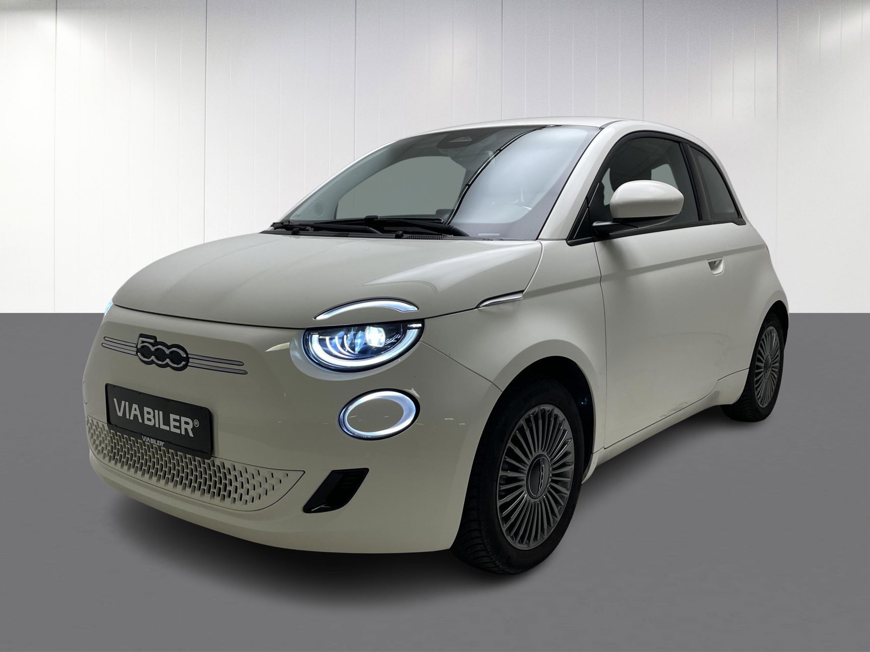 Hvid Fiat 500e fra 2022 set udefra
