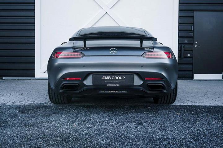 Grå Mercedes AMG GT S fra 2015 set udefra