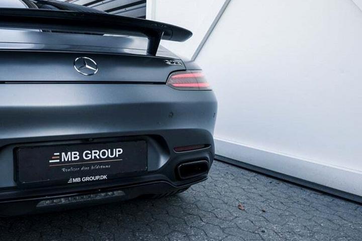 Grå Mercedes AMG GT S fra 2015 set udefra