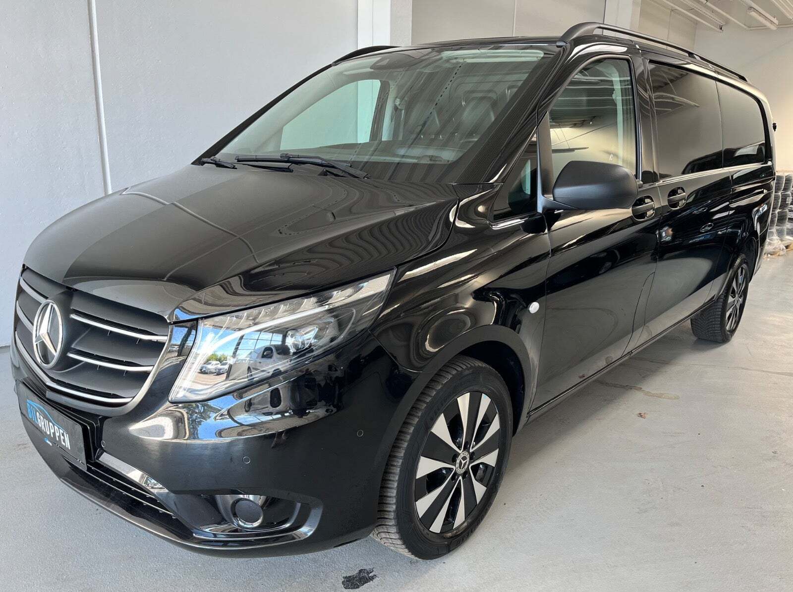 Sort Mercedes Vito 119 fra 2023 set udefra