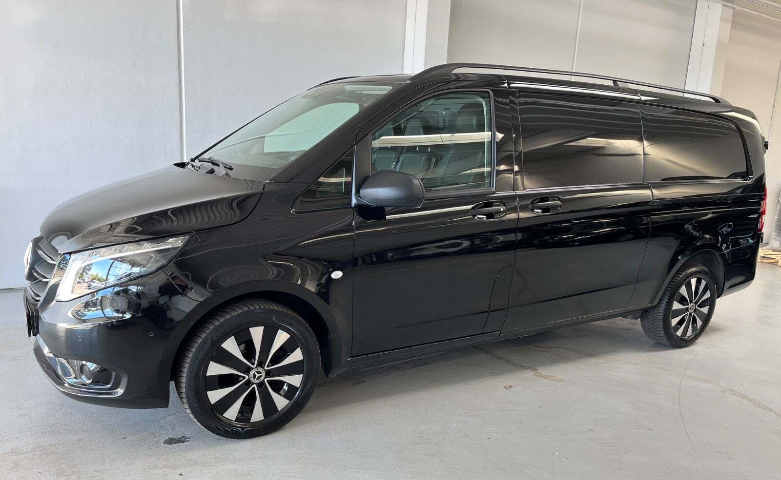 Sort Mercedes Vito 119 fra 2023