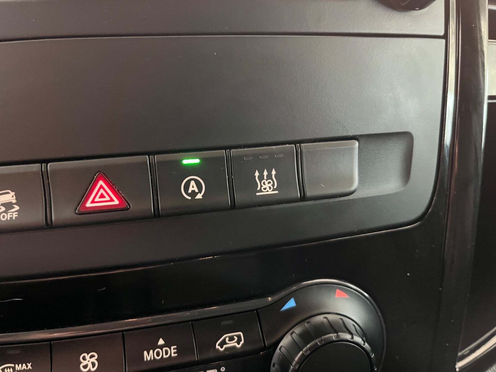 Sort Mercedes Vito 119 fra 2023