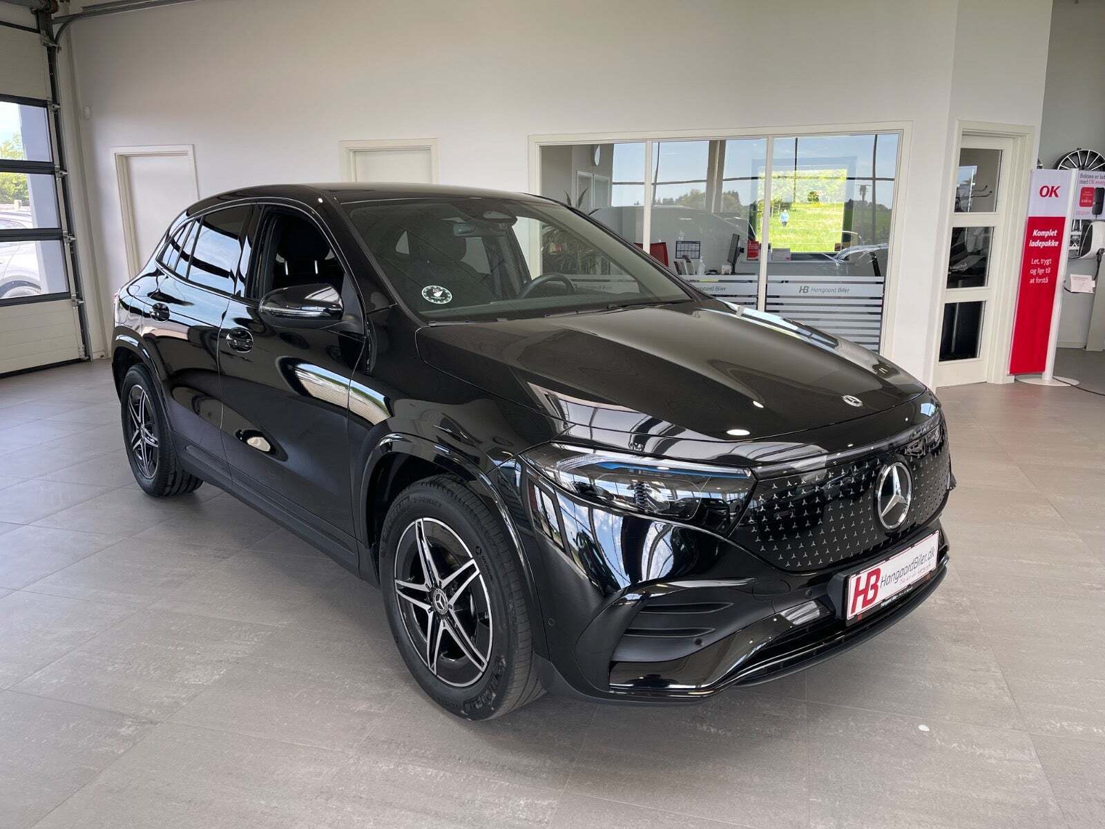 Sort Mercedes EQA250+ fra 2024 set udefra