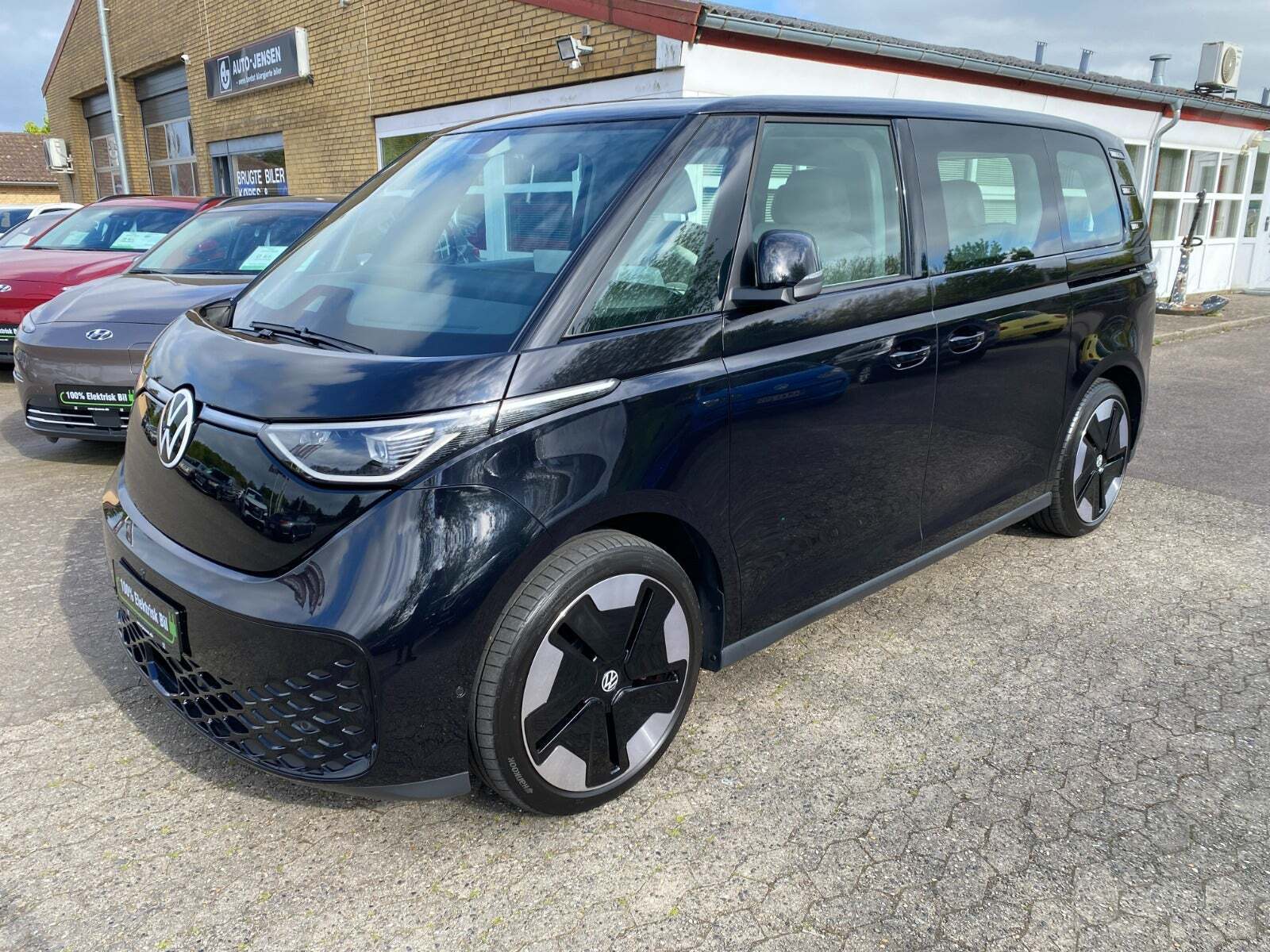 Sort VW ID.Buzz fra 2024 set udefra