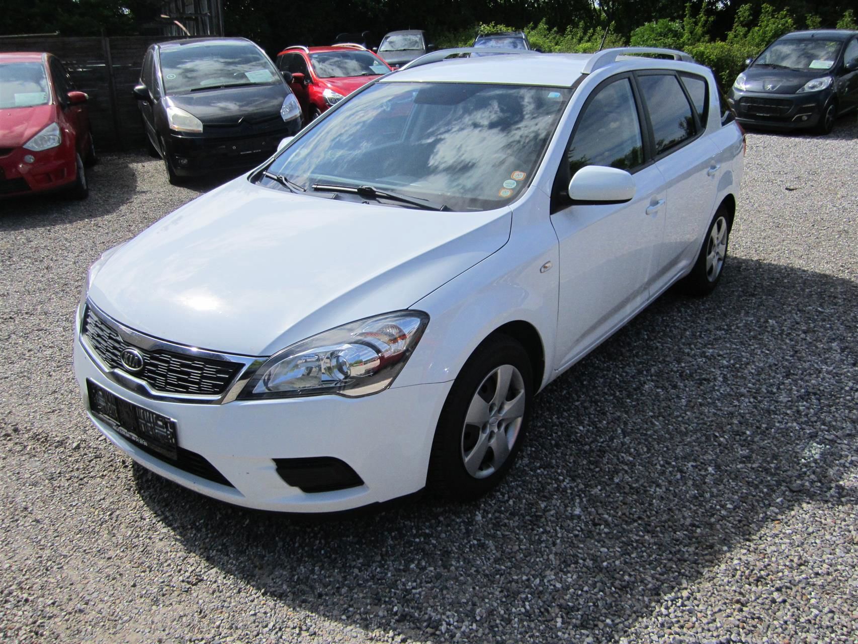 Hvid Kia Ceed fra 2012 set udefra