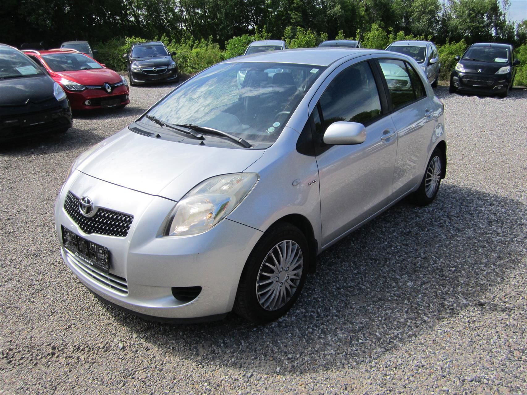 undefined Toyota Yaris fra 2008 set udefra