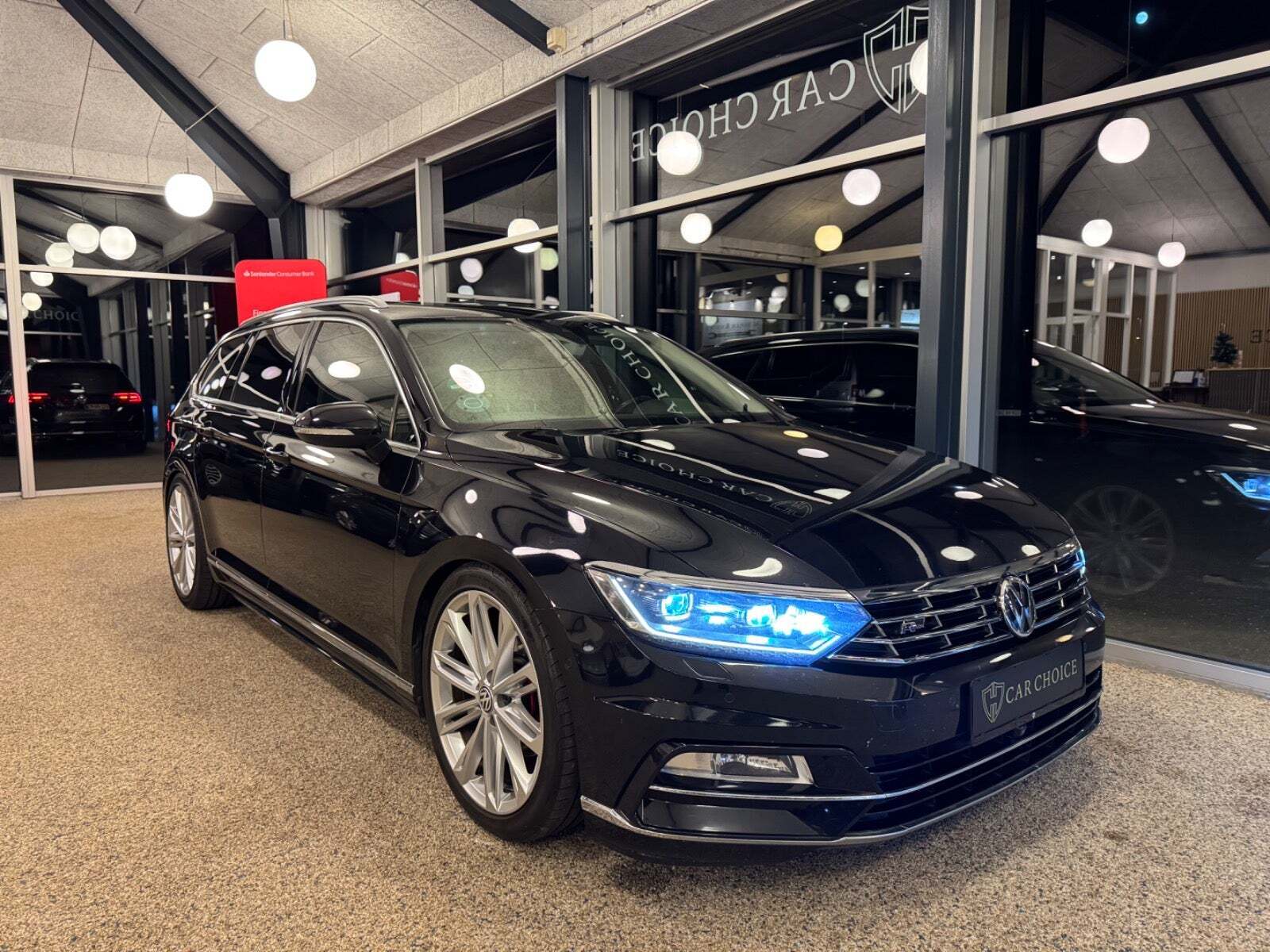 Sort VW Passat fra 2015 set udefra
