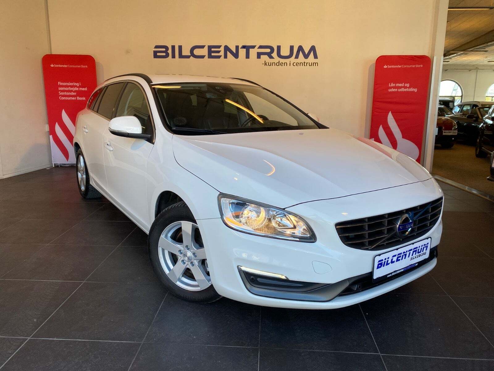 Hvid Volvo V60 fra 2014 set udefra