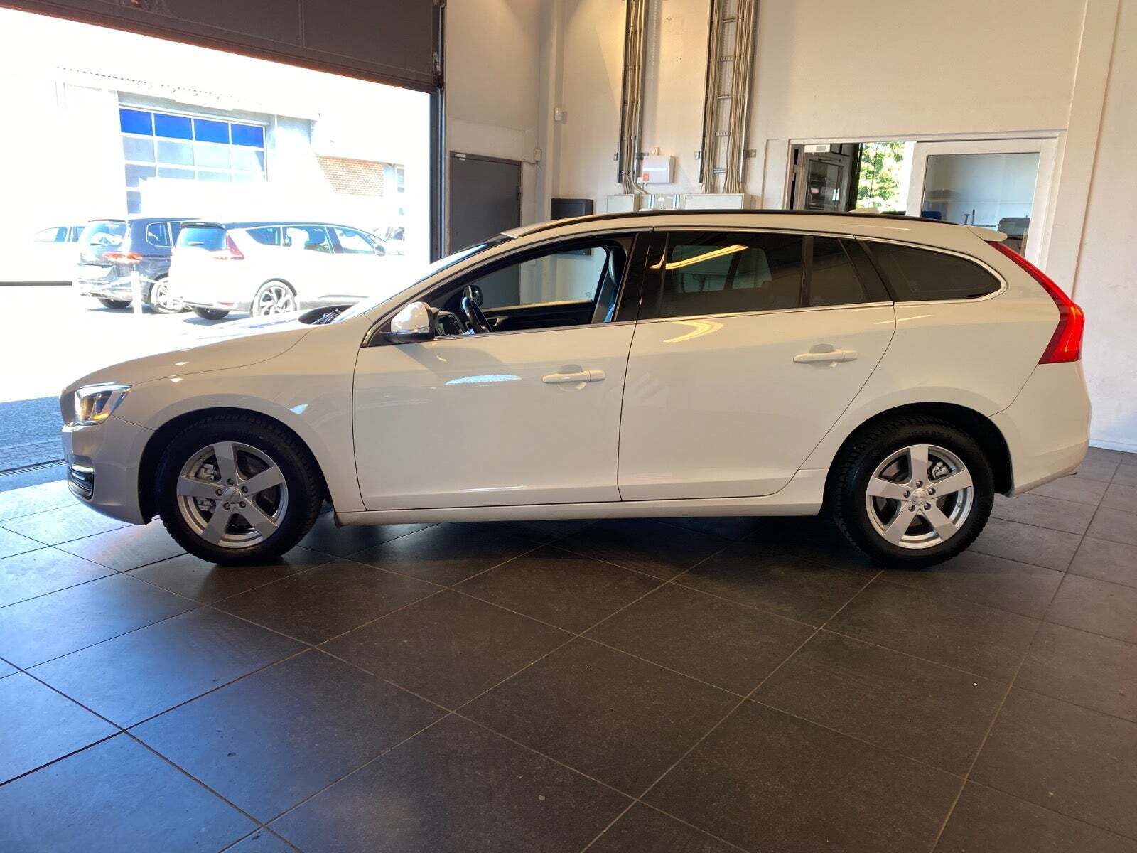 Hvid Volvo V60 fra 2014