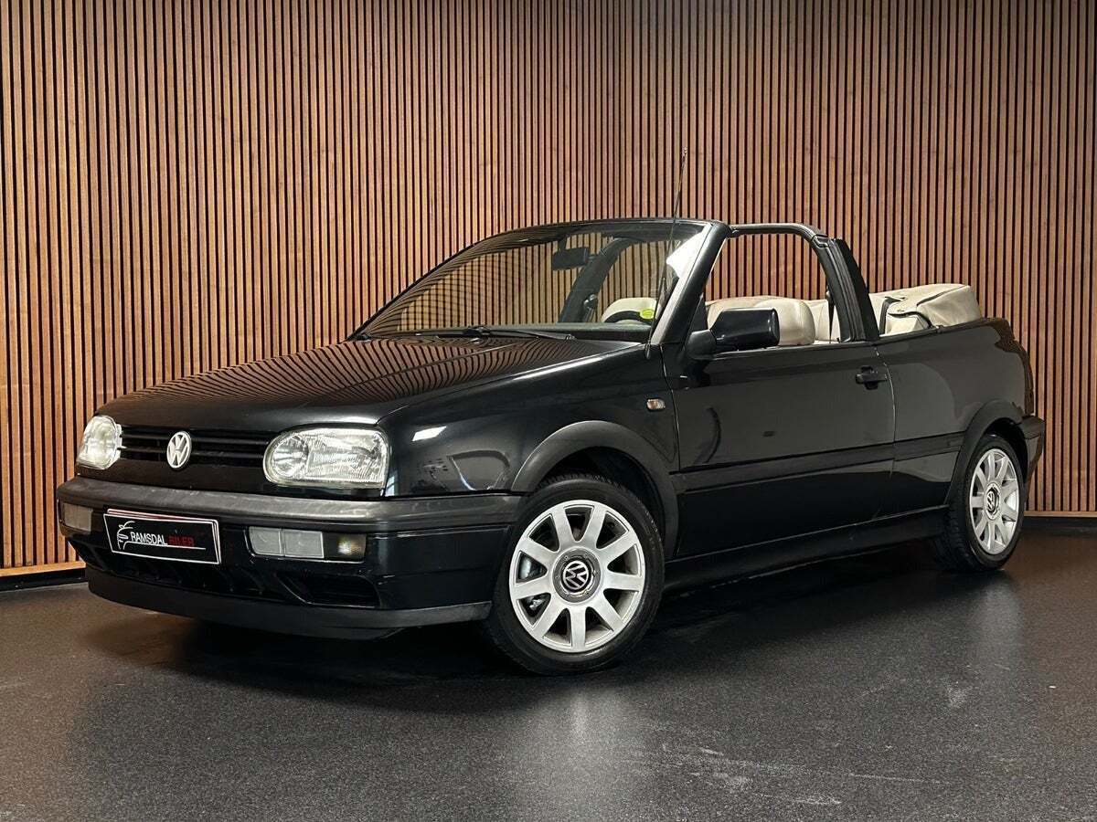 Gul VW Golf III fra 1994 set udefra