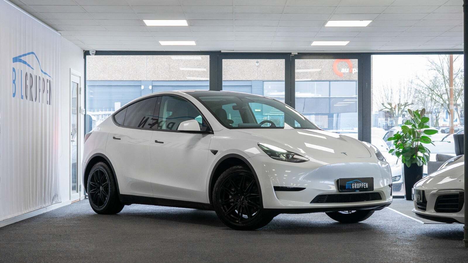 Hvid Tesla Model Y fra 2023 set udefra