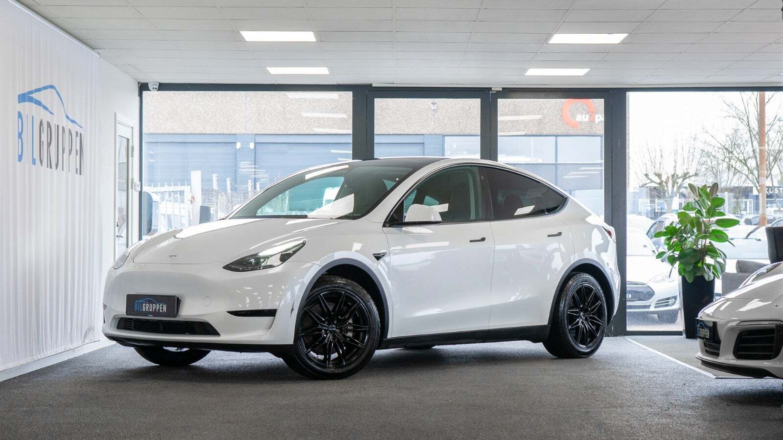 Hvid Tesla Model Y fra 2023