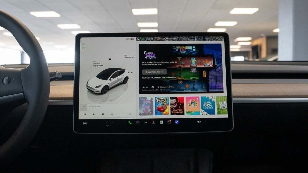 Hvid Tesla Model Y fra 2023