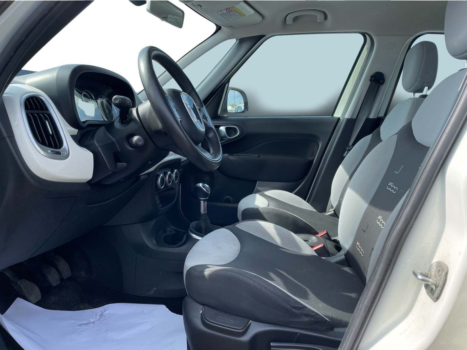 Hvid Fiat 500L fra 2012