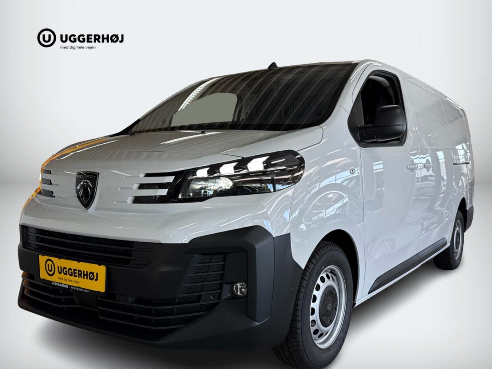 Hvid Peugeot Expert fra 2025 set udefra