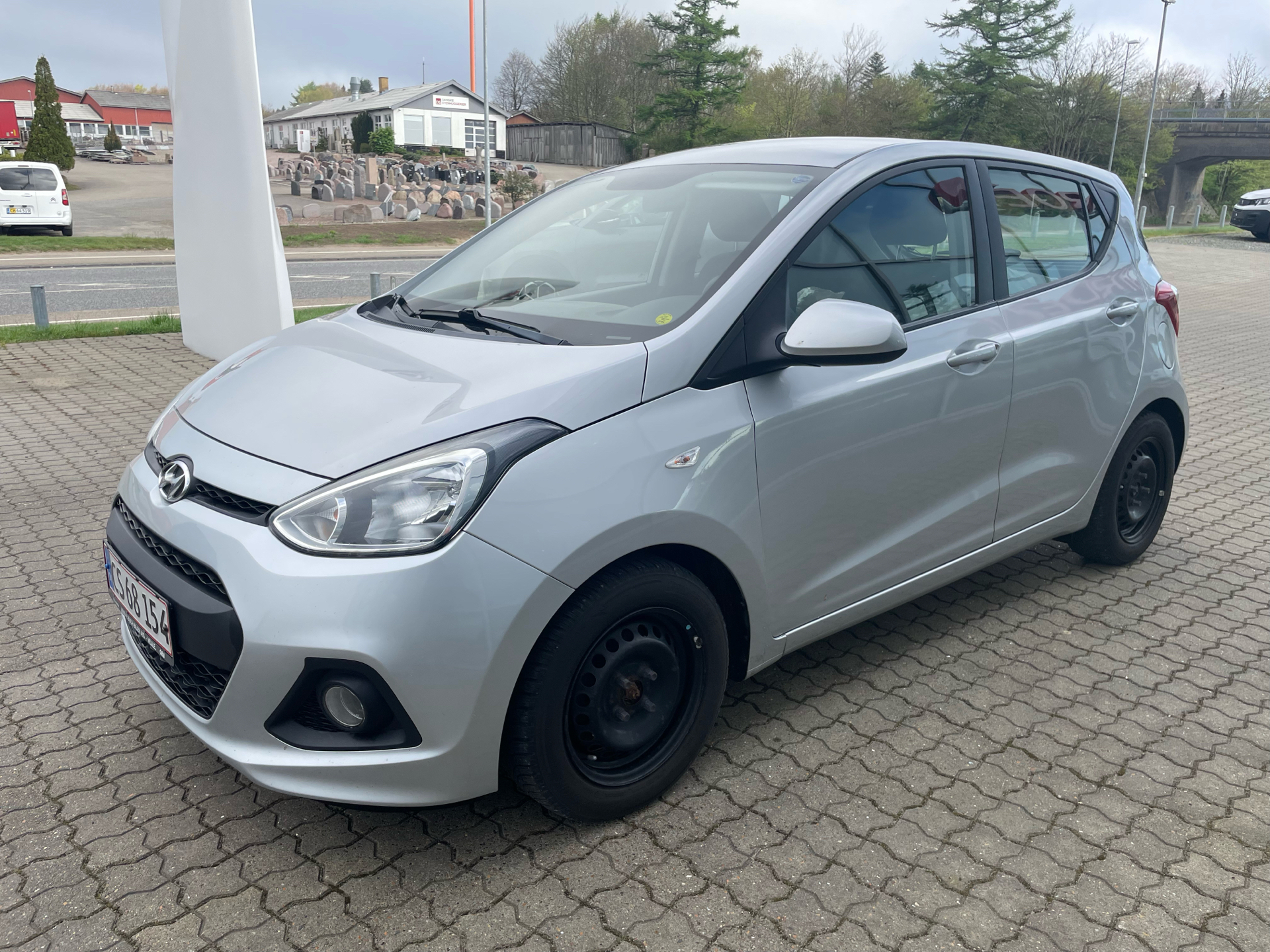 Sølv Hyundai i10 fra 2016 set udefra