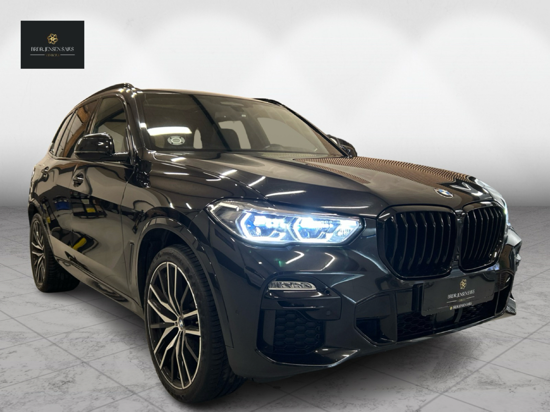 Sort BMW X5 fra 2020 set udefra