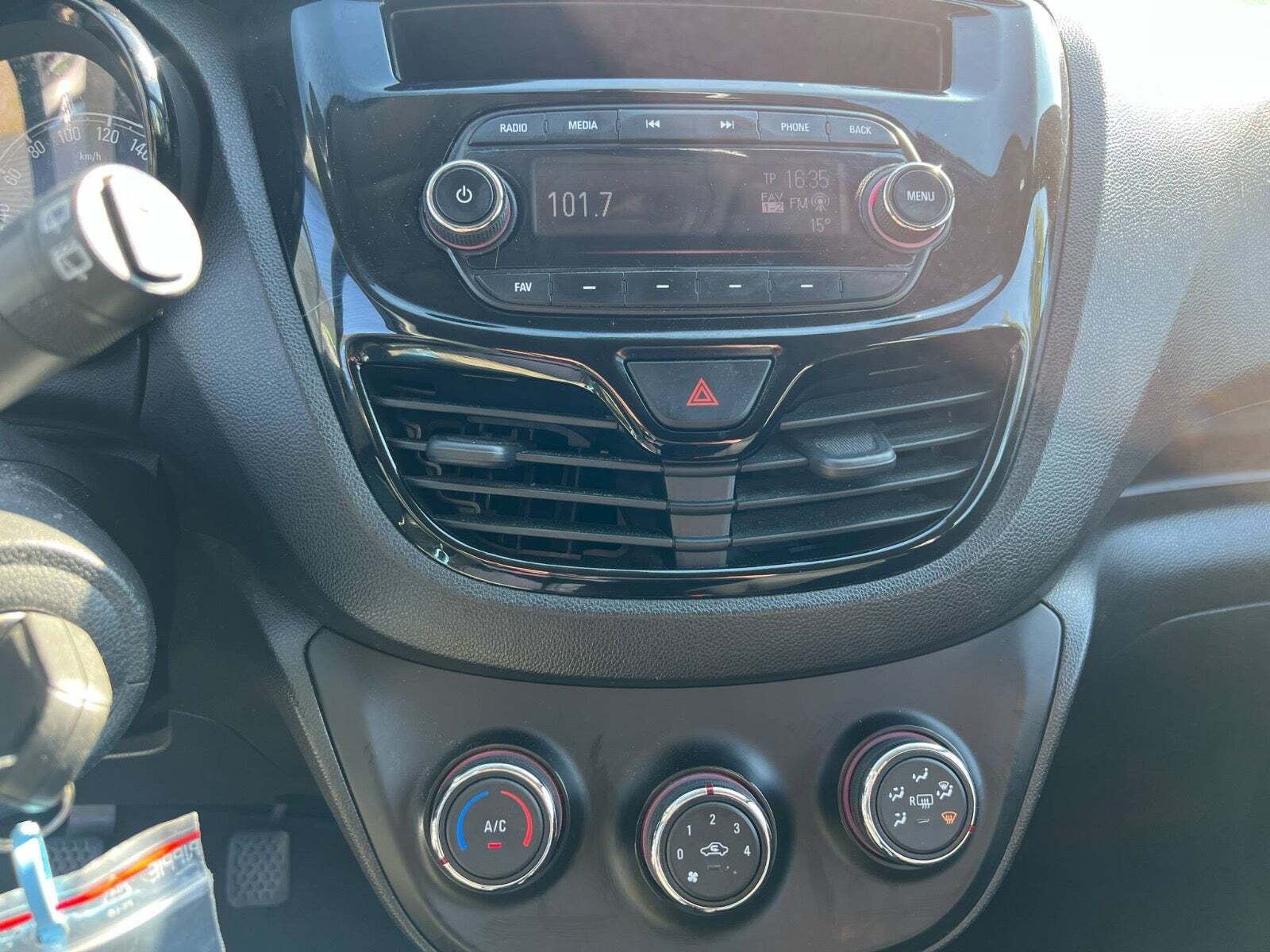 Hvid Opel Karl fra 2016