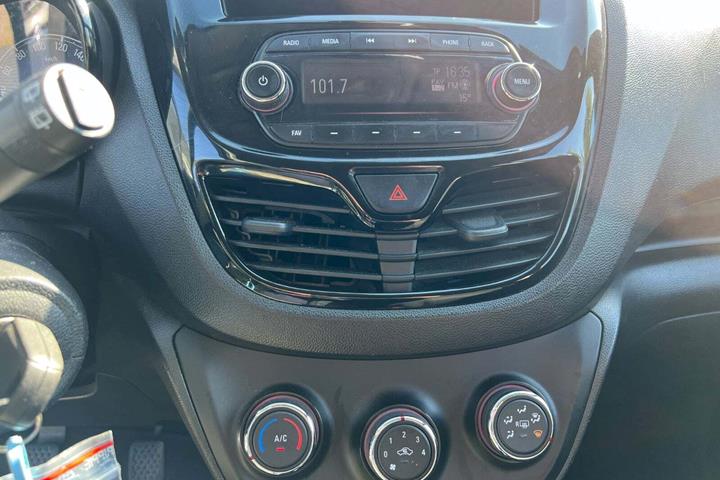 Hvid Opel Karl fra 2016
