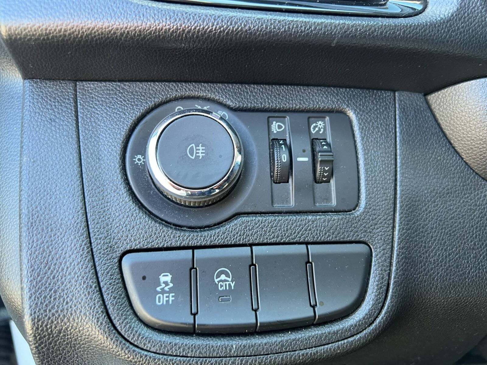 Hvid Opel Karl fra 2016