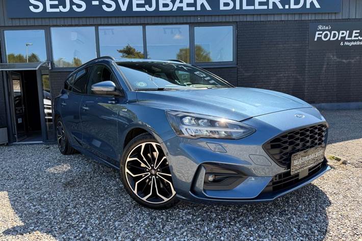 Blå Ford Focus fra 2020 set udefra