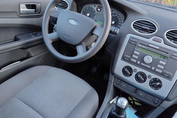 Grå Ford Focus fra 2005