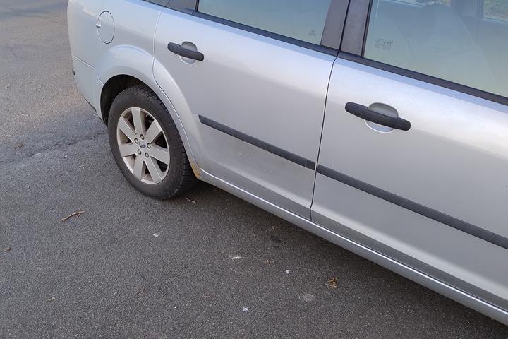 Grå Ford Focus fra 2005