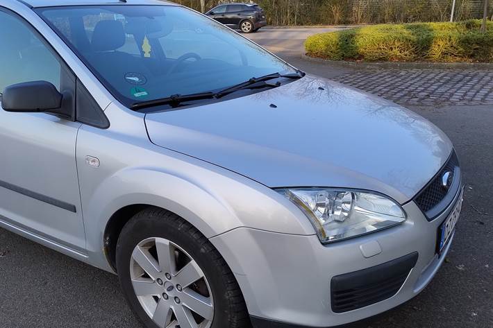 Grå Ford Focus fra 2005