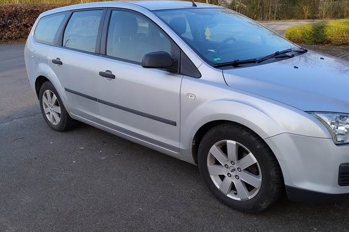 Grå Ford Focus fra 2005