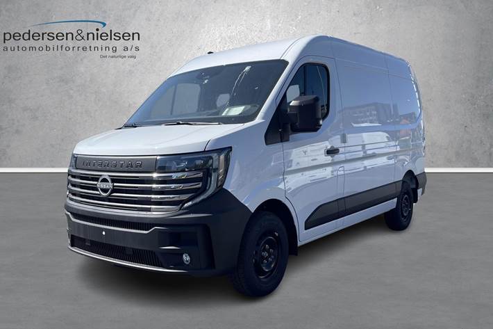 Hvid Nissan Interstar fra 2025 set udefra