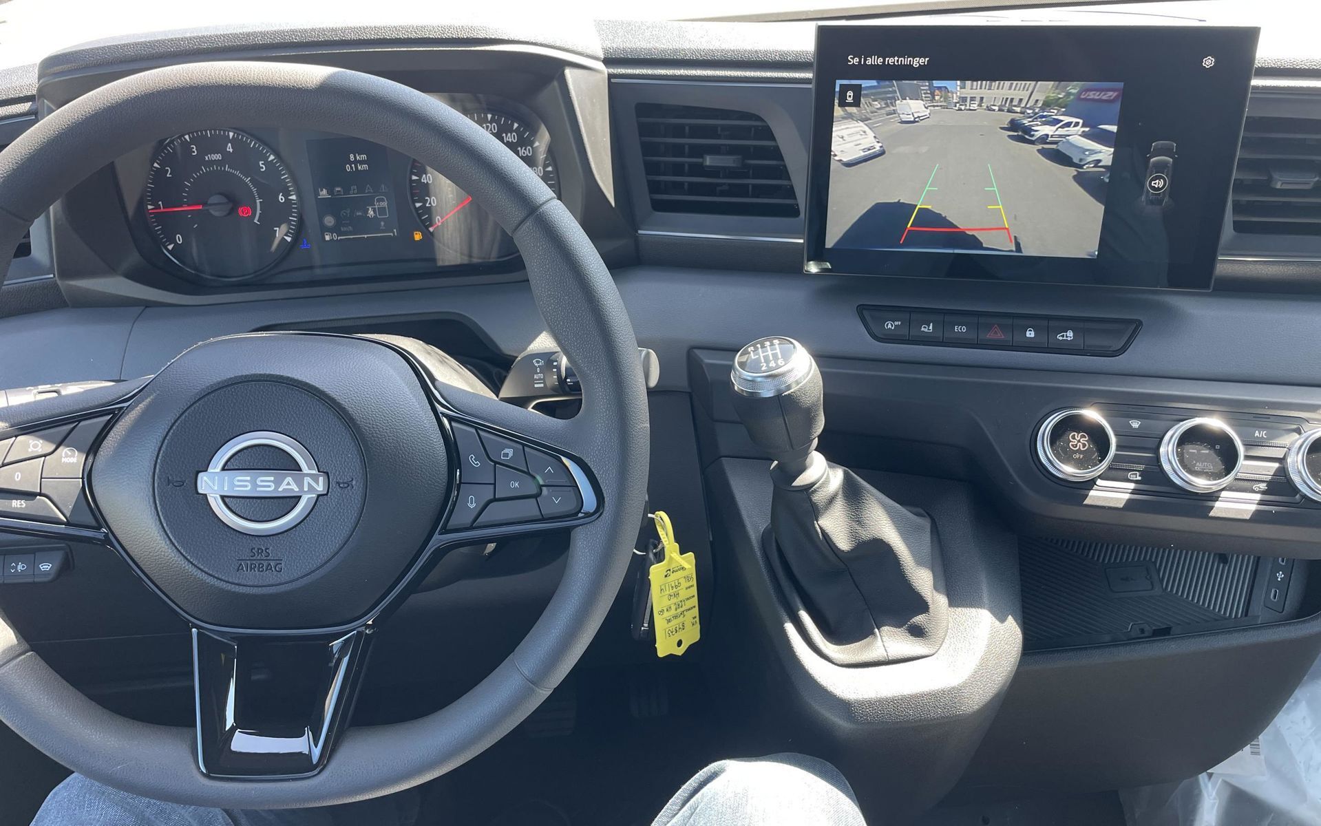 Hvid Nissan Interstar fra 2026 set indefra