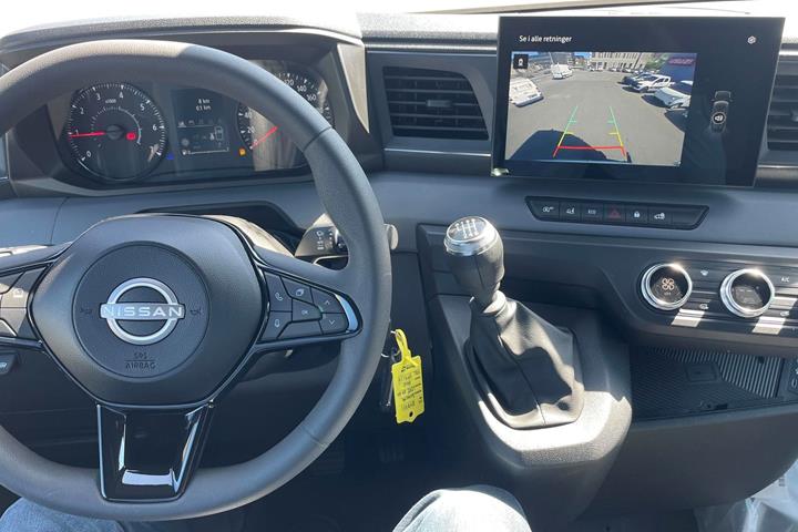 Hvid Nissan Interstar fra 2026 set indefra