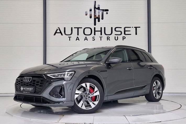 Grå Audi Q8 e-tron fra 2023 set udefra