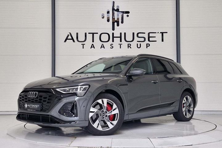 Grå Audi Q8 e-tron fra 2023 set udefra