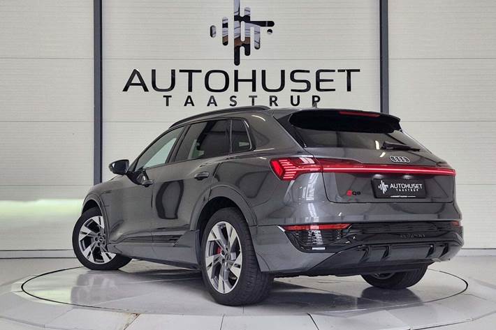 Grå Audi Q8 e-tron fra 2023