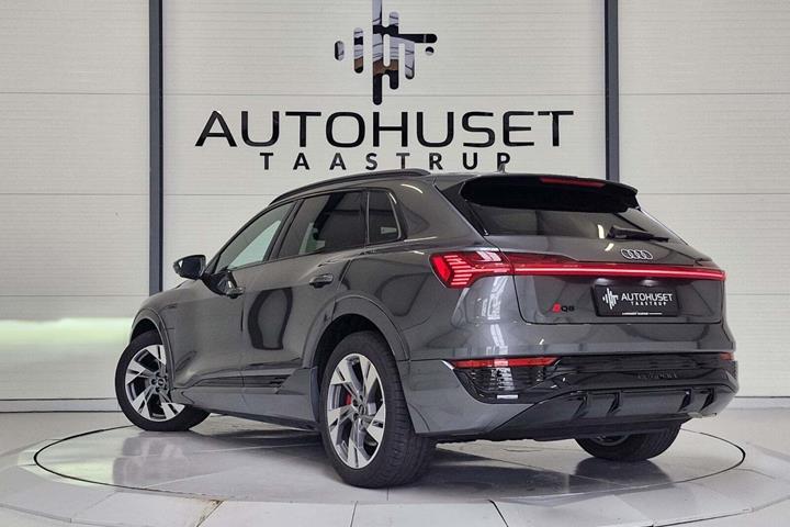 Grå Audi Q8 e-tron fra 2023