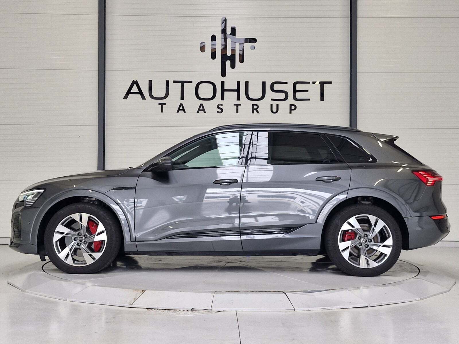 Grå Audi Q8 e-tron fra 2023