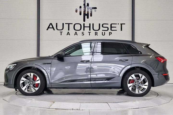 Grå Audi Q8 e-tron fra 2023