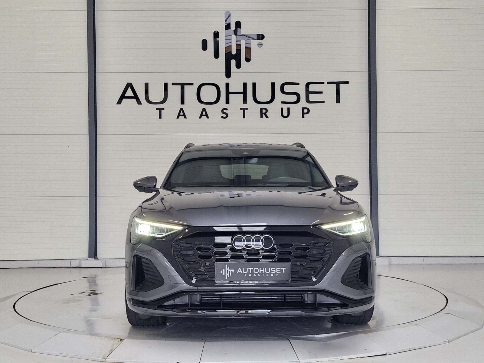 Grå Audi Q8 e-tron fra 2023