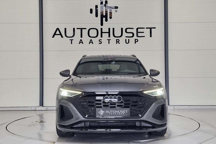 Grå Audi Q8 e-tron fra 2023