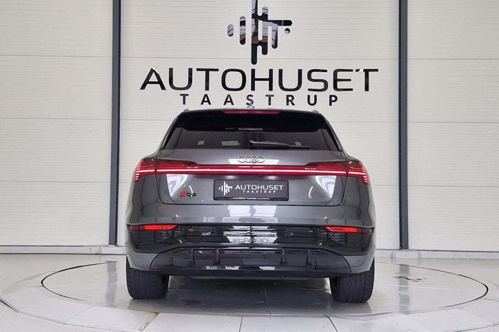 Grå Audi Q8 e-tron fra 2023