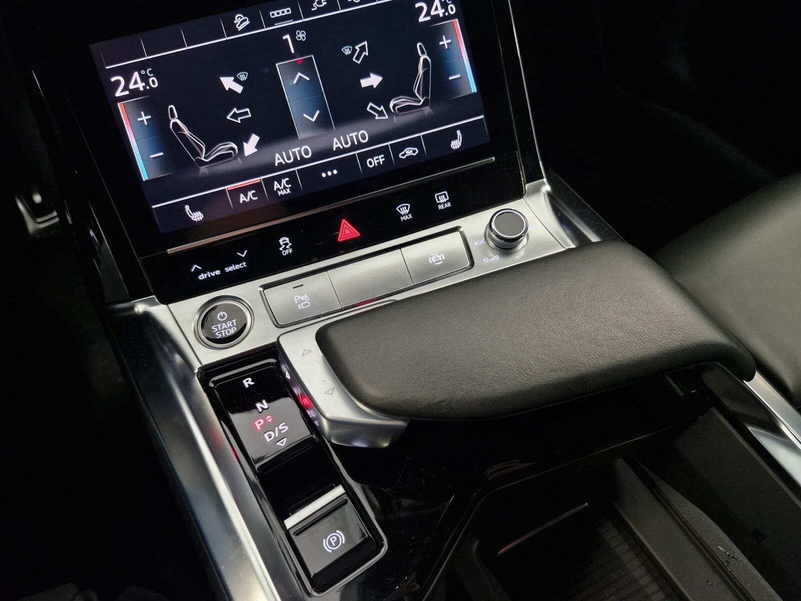 Grå Audi Q8 e-tron fra 2023