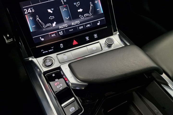Grå Audi Q8 e-tron fra 2023