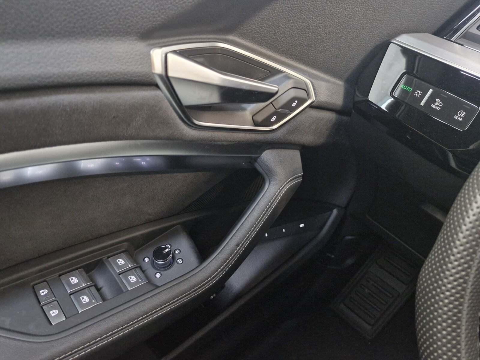 Grå Audi Q8 e-tron fra 2023