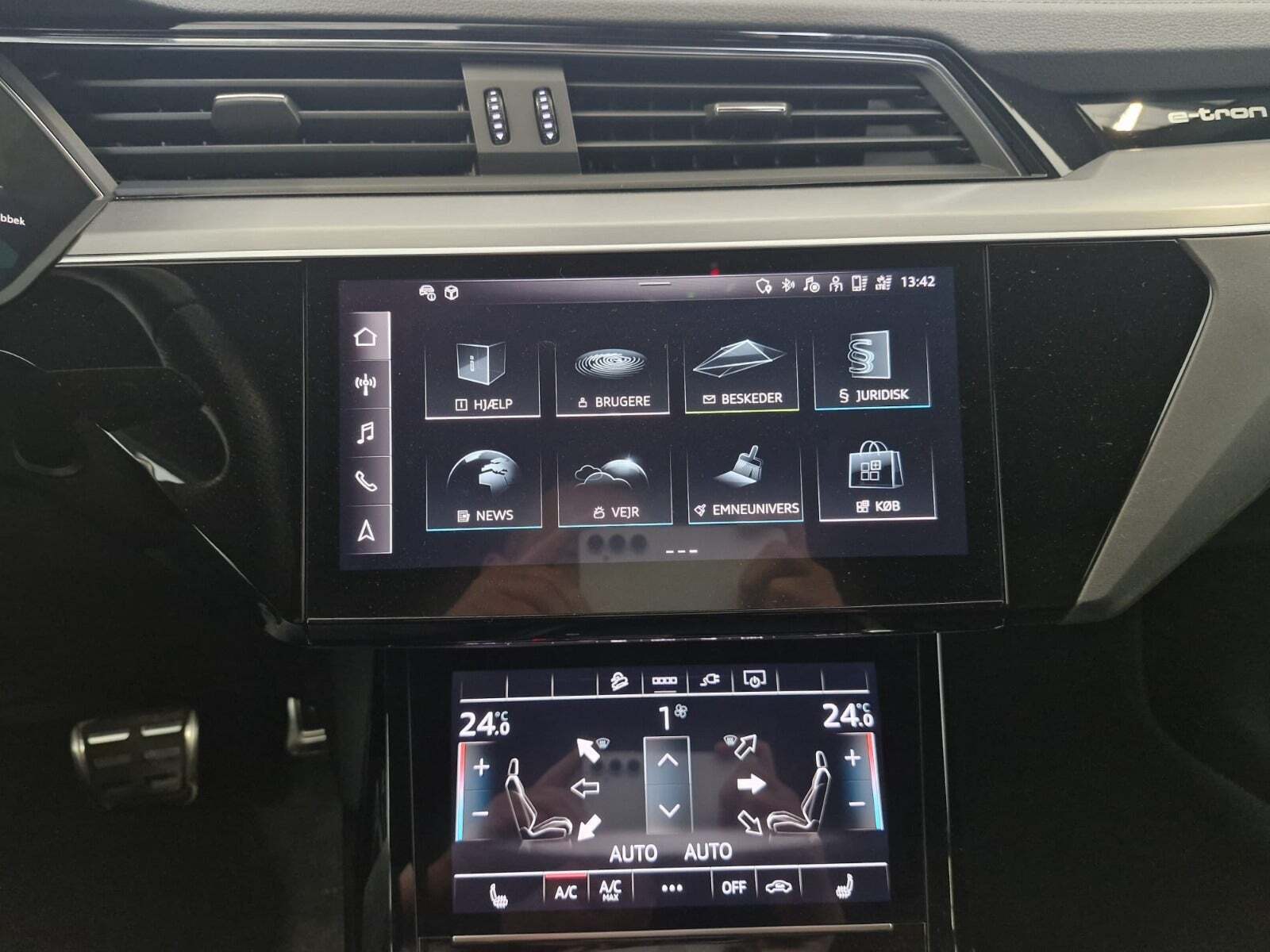 Grå Audi Q8 e-tron fra 2023