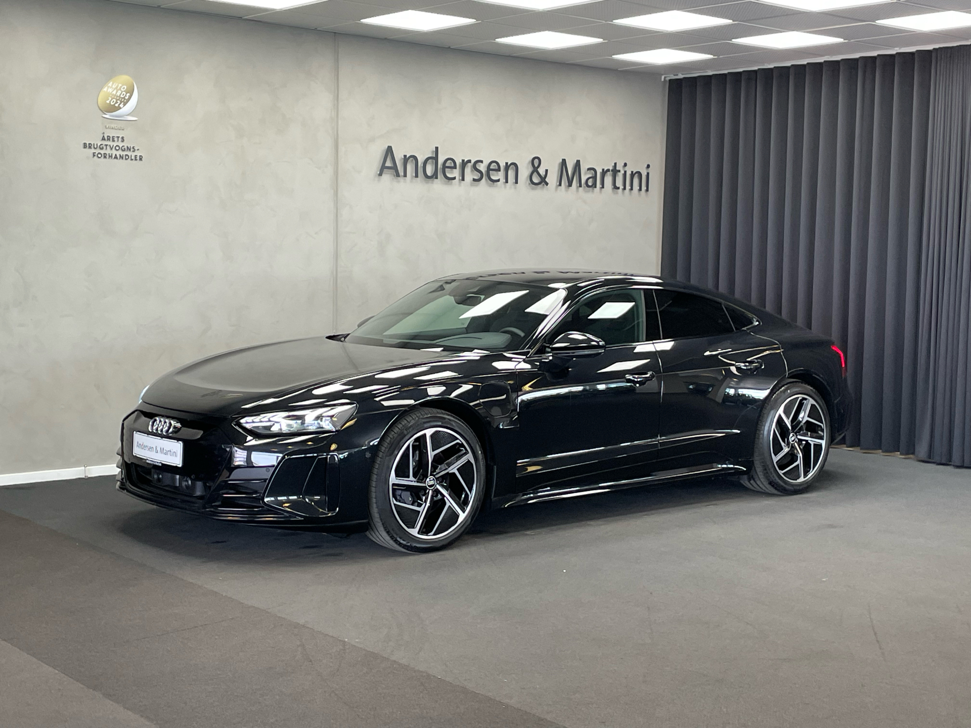 Sort Audi e-tron GT fra 2022 set udefra