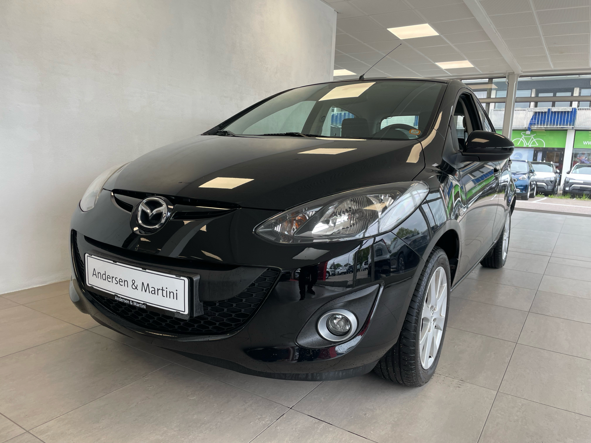 Sort Mazda 2 fra 2013 set udefra