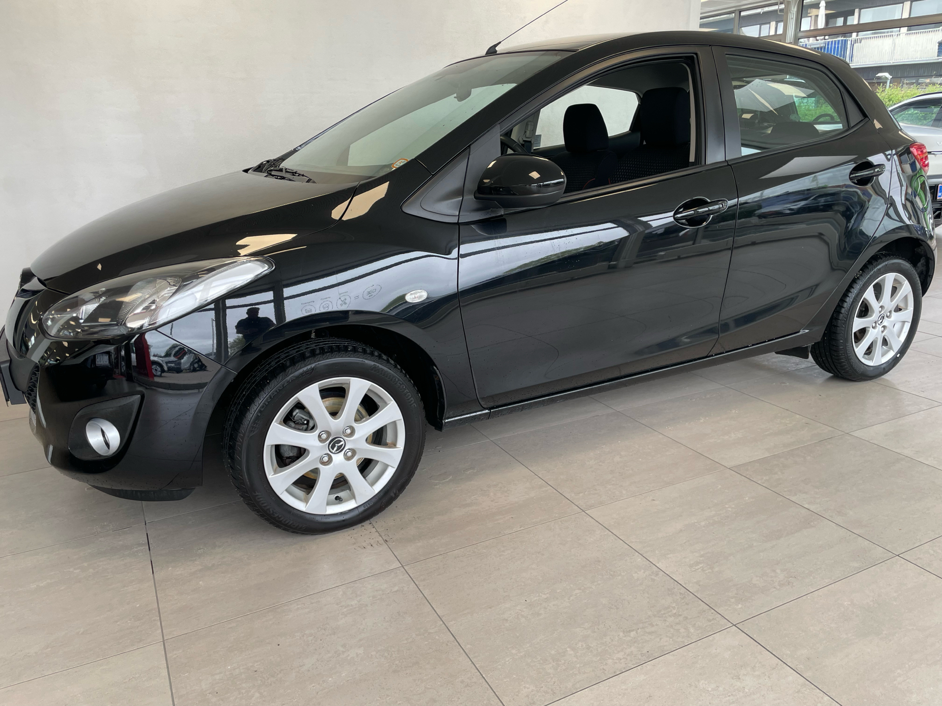 Sort Mazda 2 fra 2013