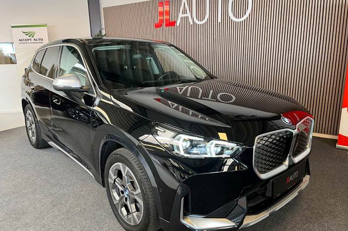 Sort BMW iX1 fra 2024 set udefra