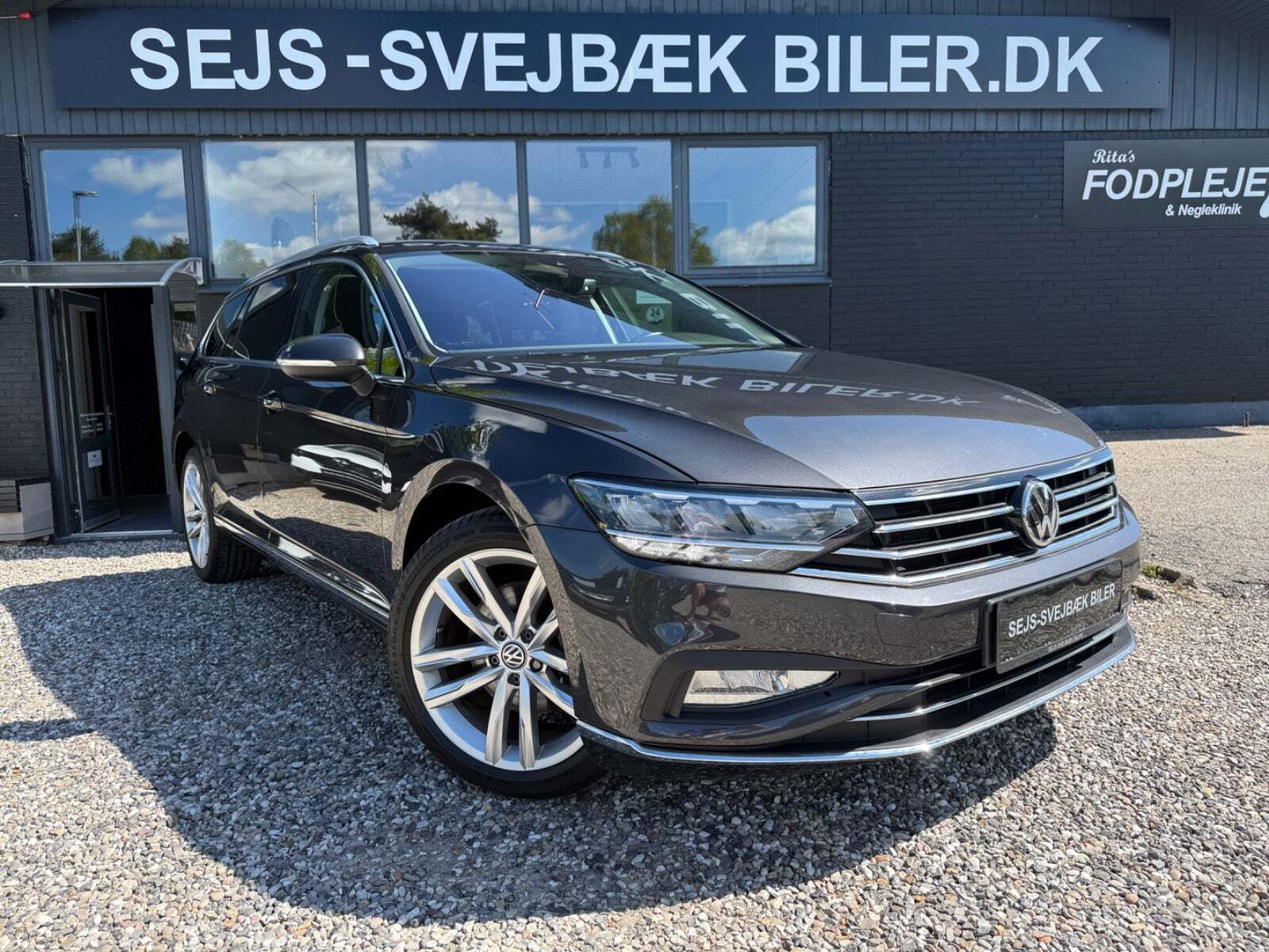 Grå VW Passat fra 2020 set udefra